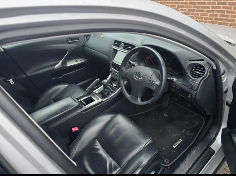 Lexus is 220 de vânzare