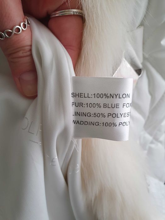 Haina alba cu blana de vulpe