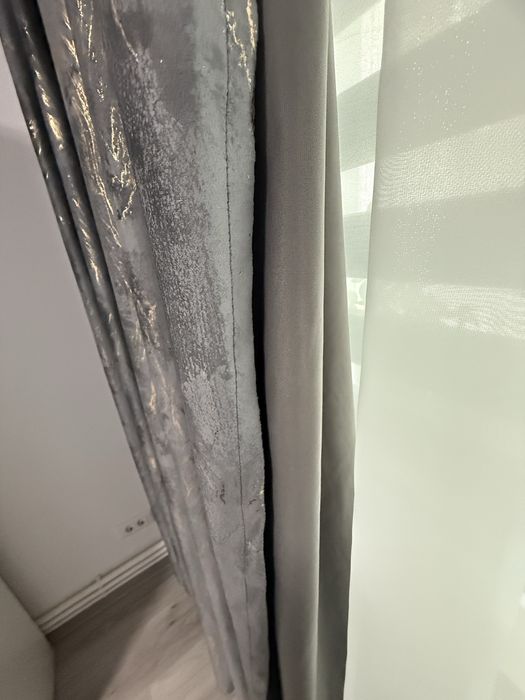 Draperie gri cu insertii aurii ( cu rejansa )