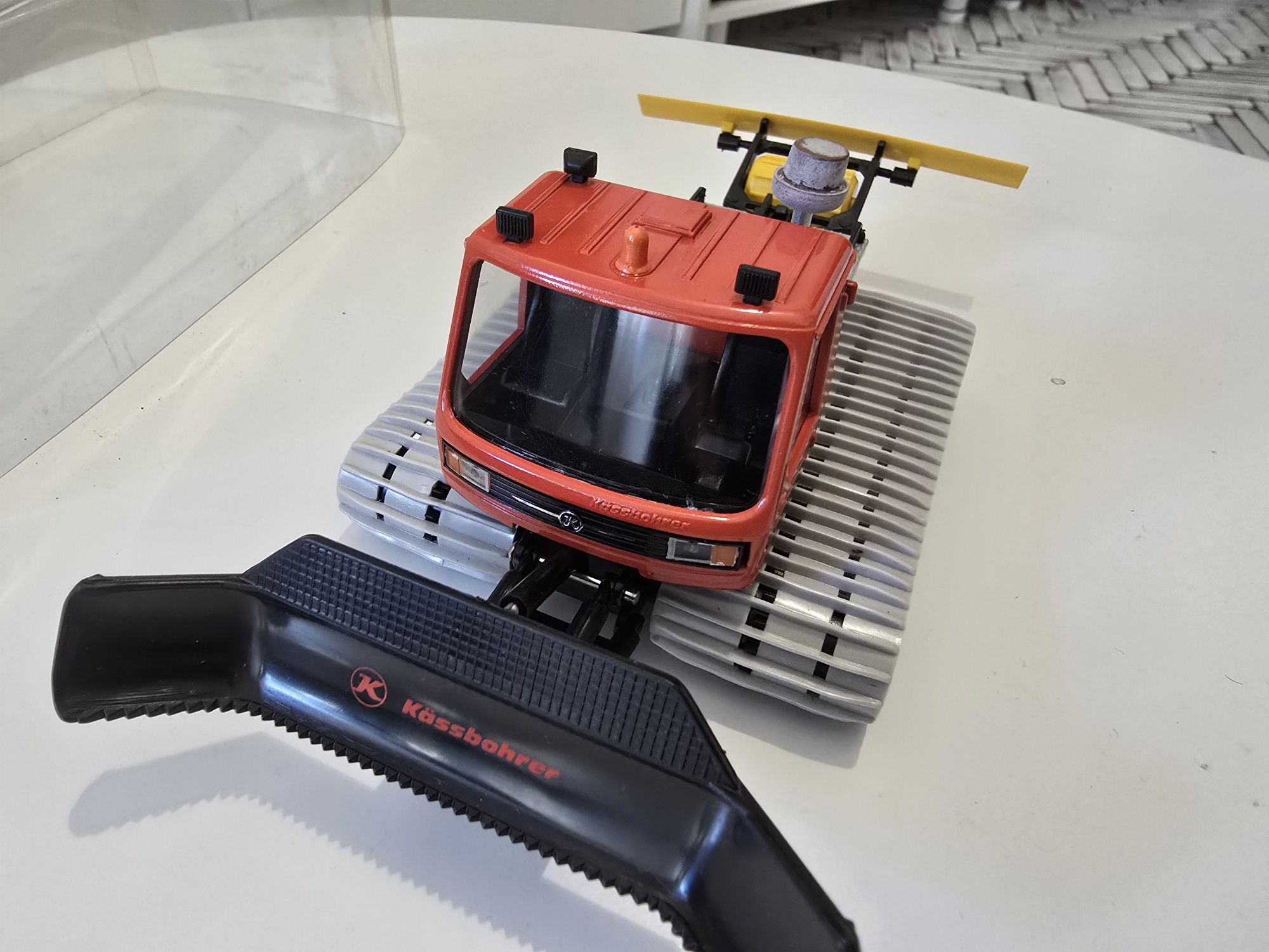 Masinuta vintage de colectie Cursor Pistenbully 1:43