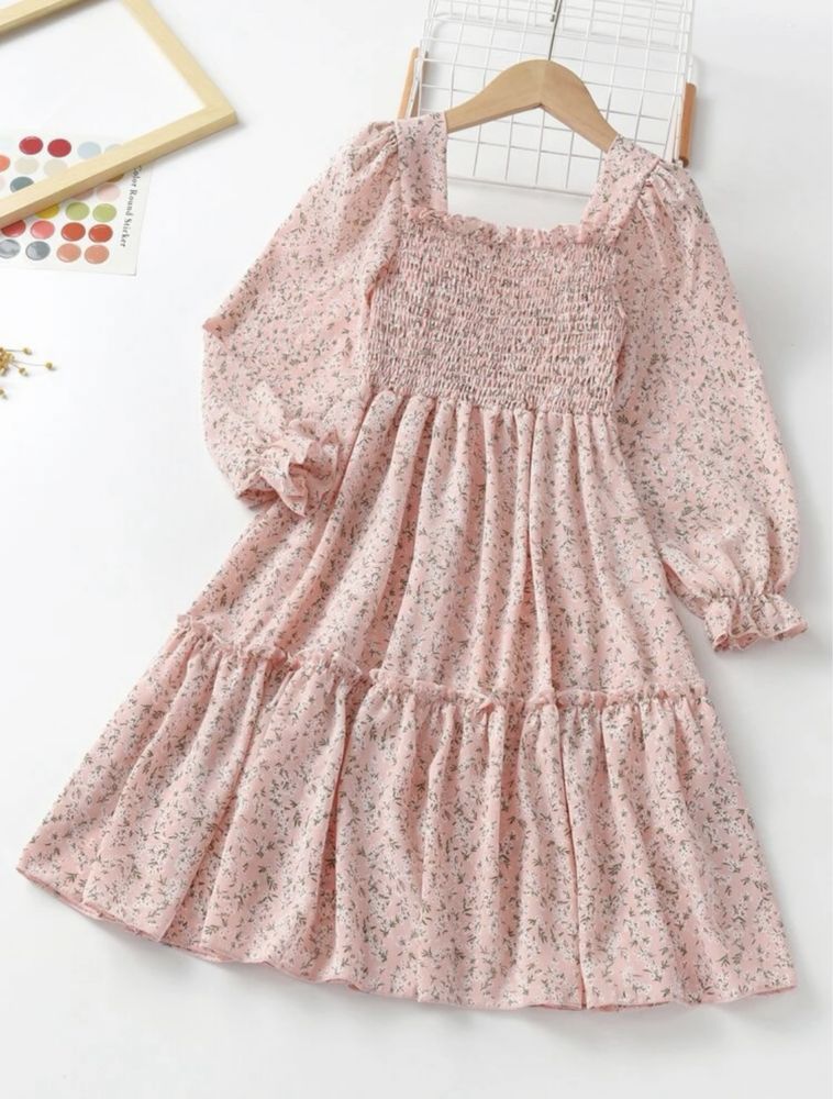 Детска рокля на флорални мотиви
