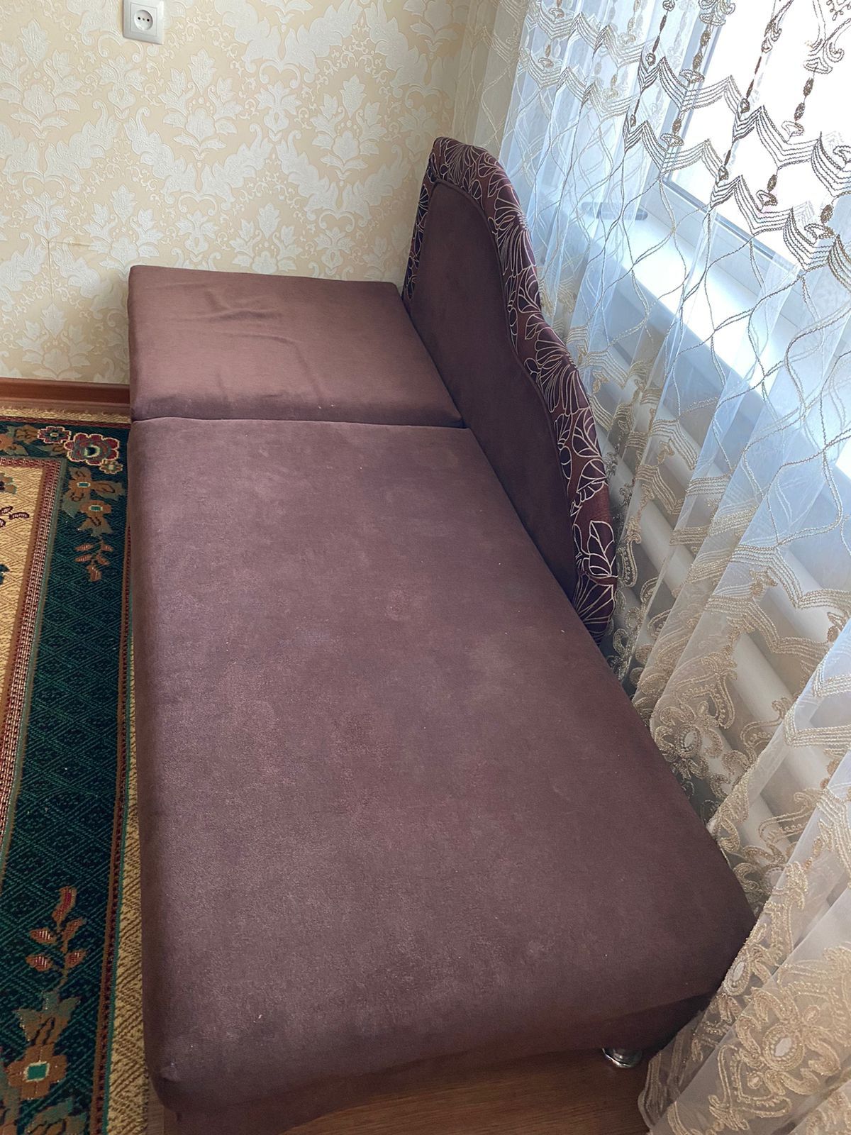 Детский коричневый диван