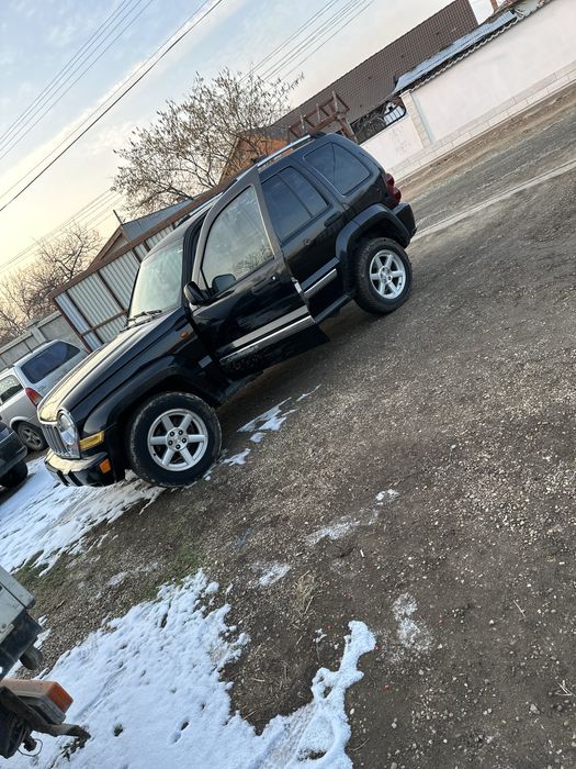Vând jeep cheroke 2.8