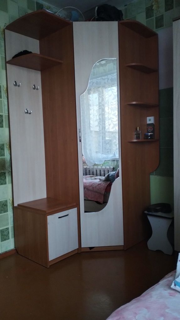 Продам угловую прихожую