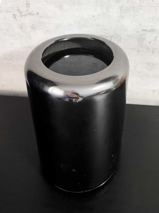 Apple Mac Pro Tower Trash Can 3.7 GHz Intel Xenon 12Gb RAM 250Gb SSD