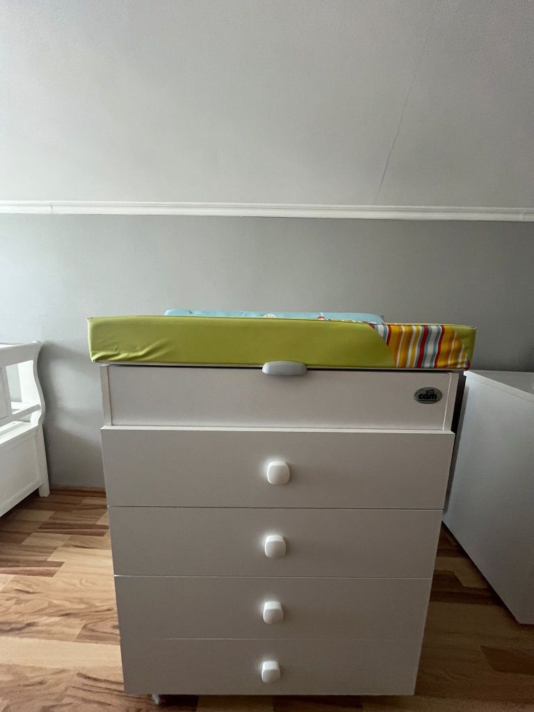 Vând comodă pt infășat.