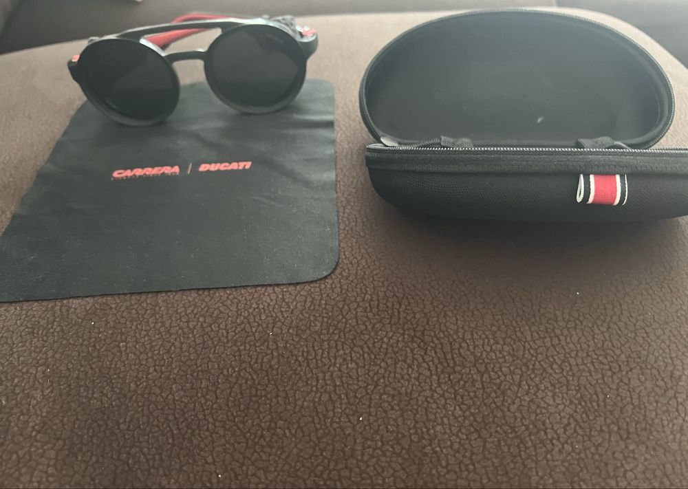 Продавам очила carrera