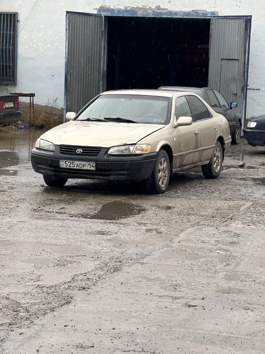 Продам срочно Тойота камри 20 обьем 2.2 год 2000 механика
