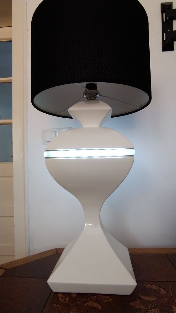 Lampa de salon smart RGBCCT alb - negru.