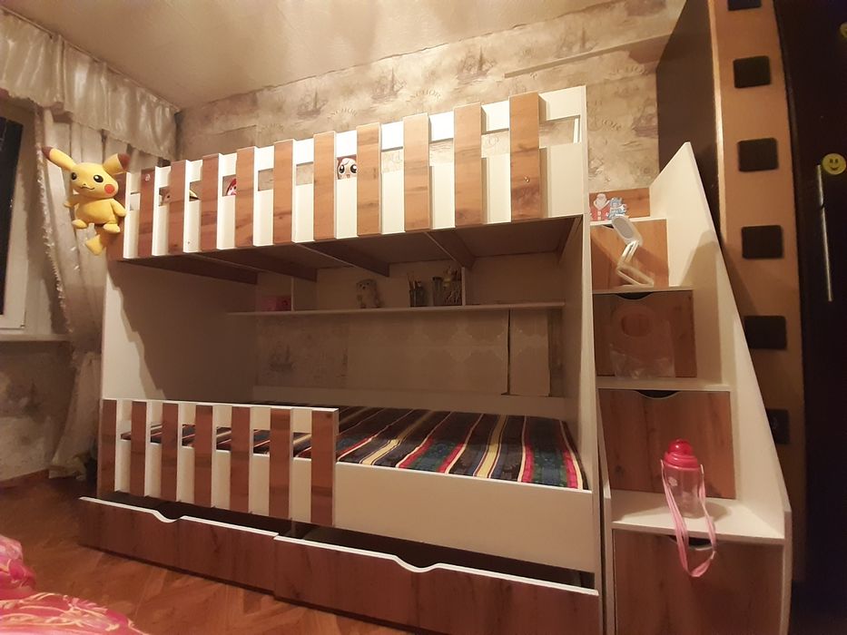 Двухъярусная кровать с ступеньками