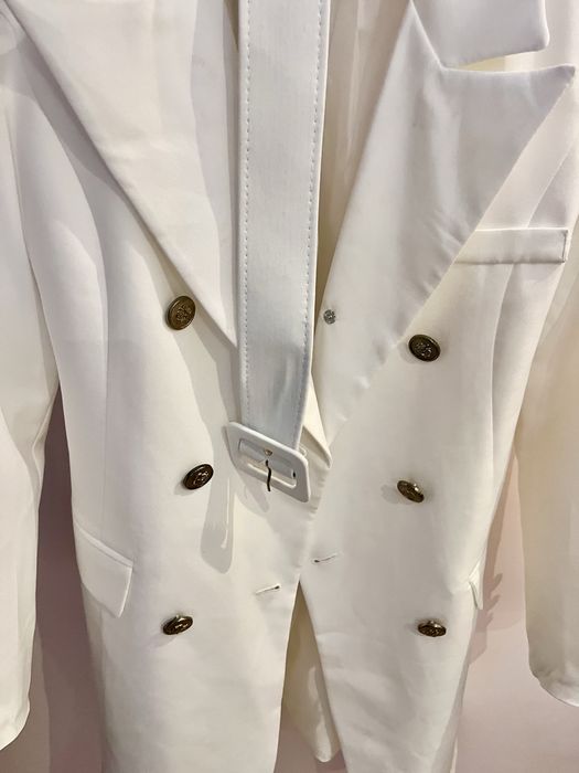 Елегантно дамско сако с колан