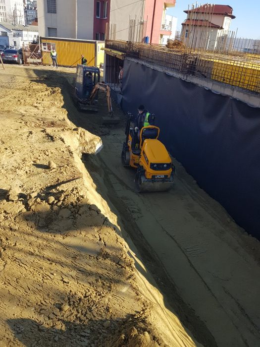 Inchiriez buldoexcavator miniexcavator bobcat cilindru compactor