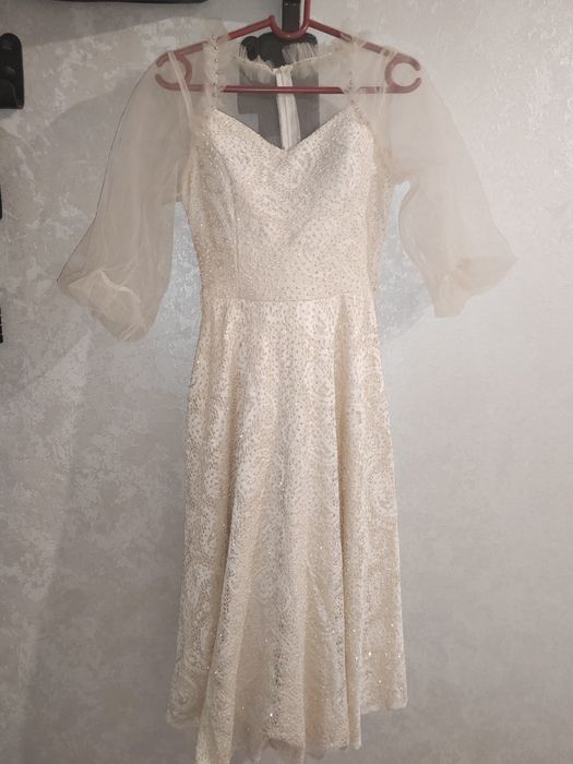 көйлек ақ түсті.