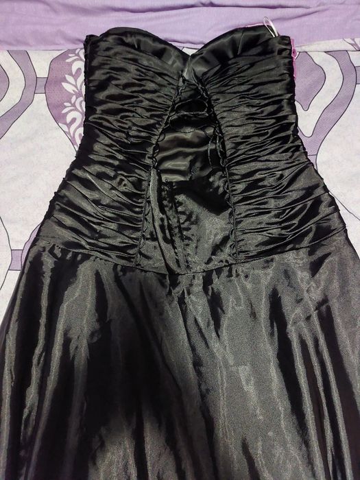 Сатенена официална рокля.