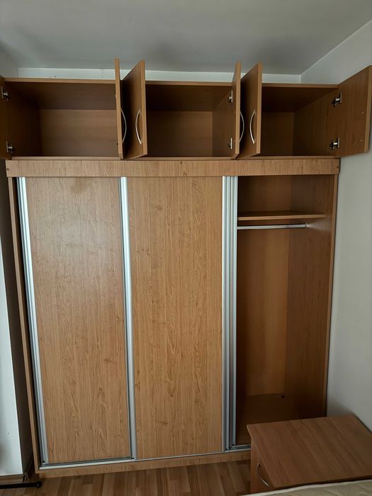 Трикрилен гардероб с шкафчета