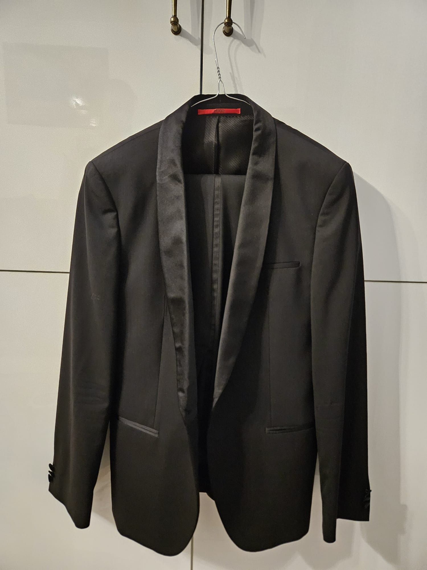 Vând costum negru Hugo Boss