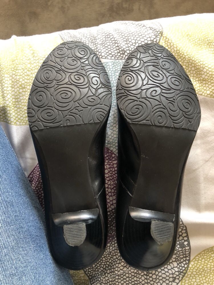 Черни кожени обувки с ток 37