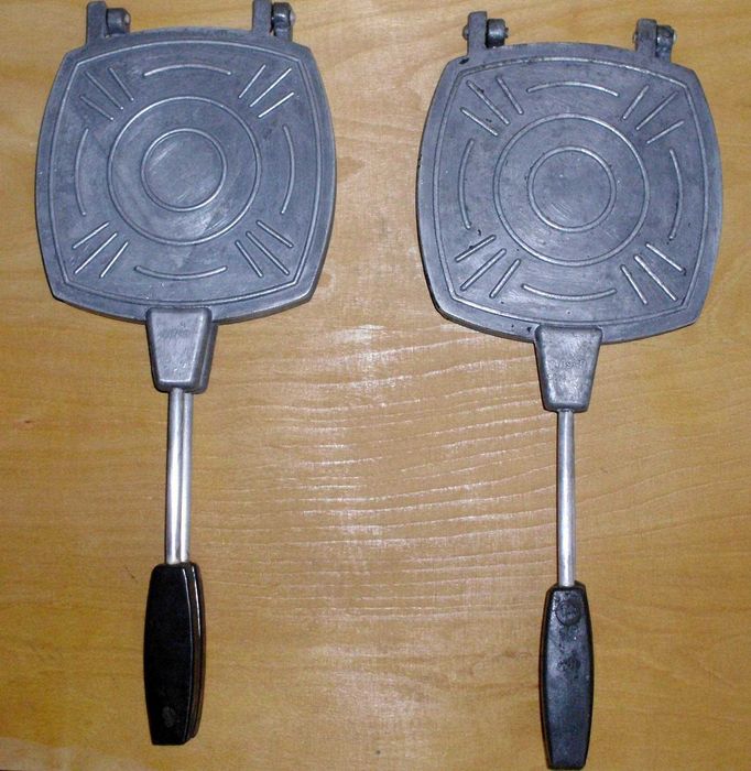 две вафельницы и две орешницы времён СССР