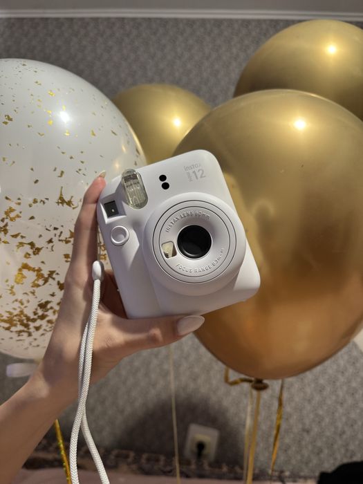 Продаю Fujifilm Instax mini 12 с чехлом и альбомом дёшево
