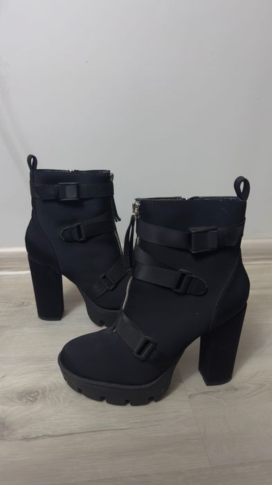 Дамски черни боти на ток