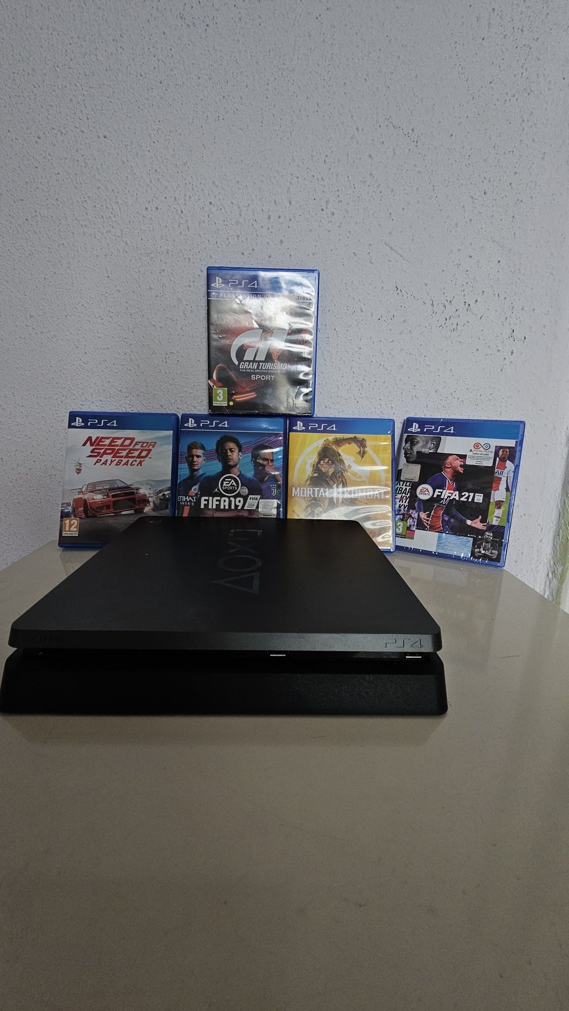 PlayStation 4 Slim 1TB Limited Edition с 2 ориг. контролера и игри