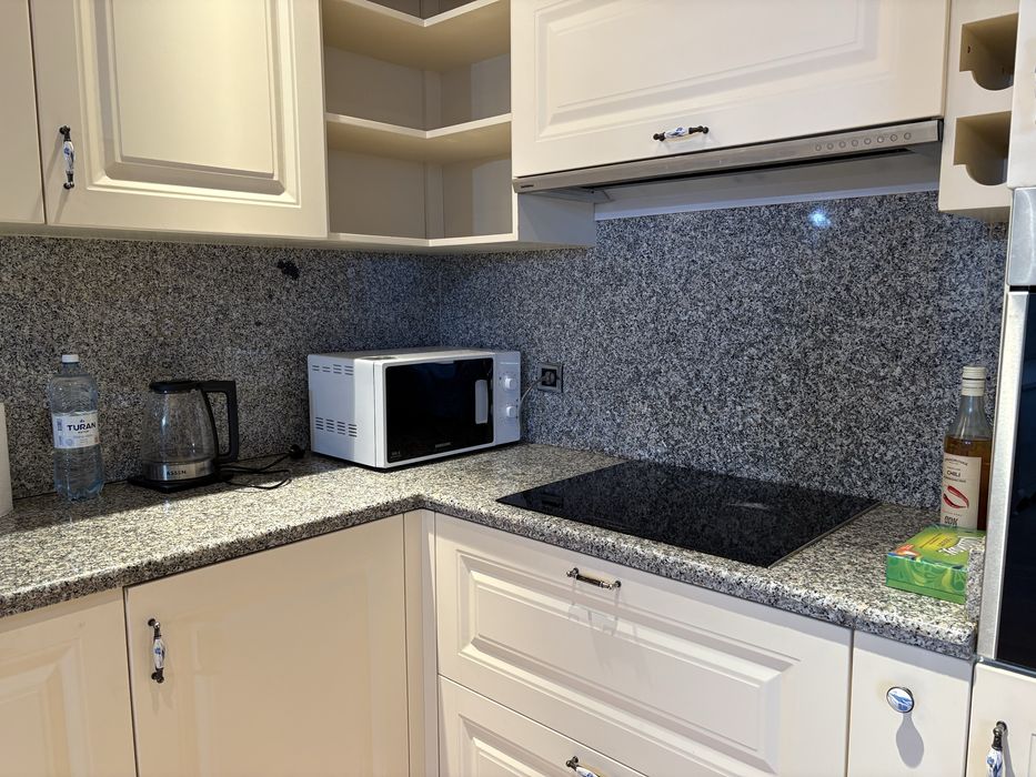 Кухня в отлином состоянии вместе с камнем