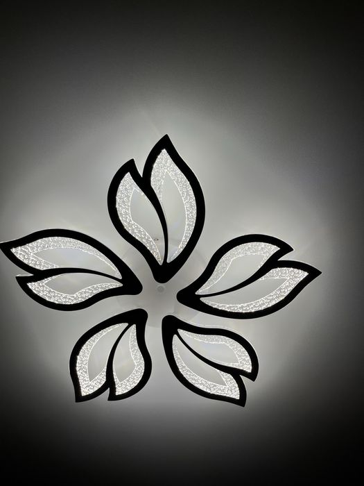 Продам новую люстру.