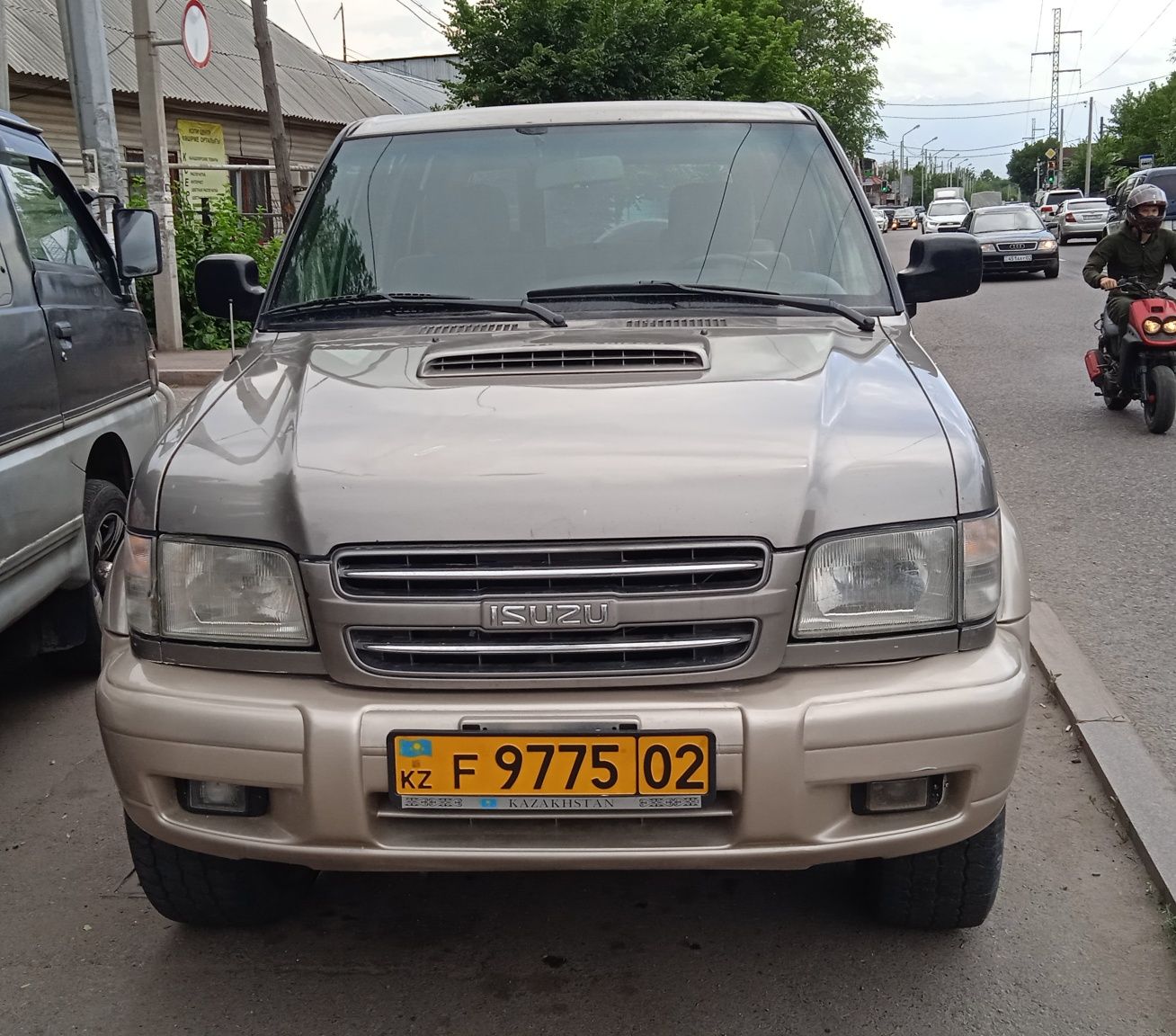 Автомобиль Isuzu trooper