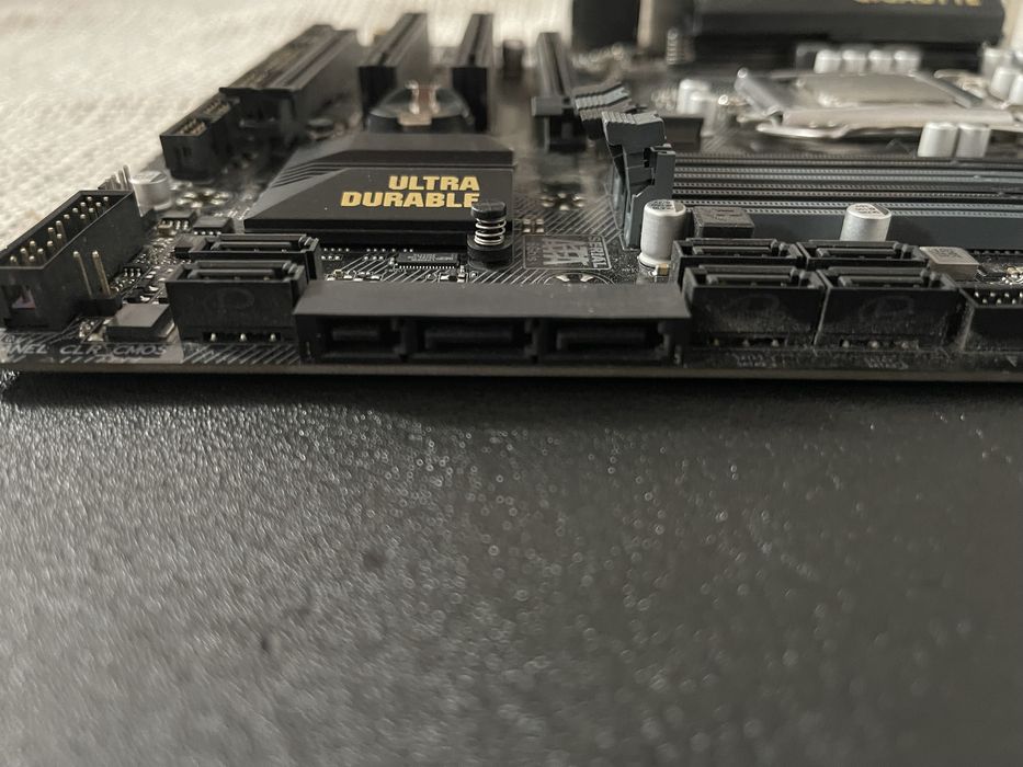 Placa de baza Gigabyte GA-B250M-D3H ( mic defect )+ Procesor i5 7400 .