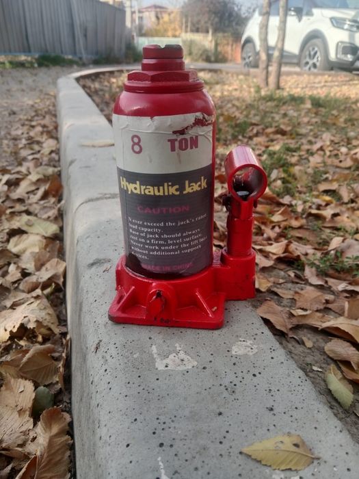 Домкрат 8тонник.