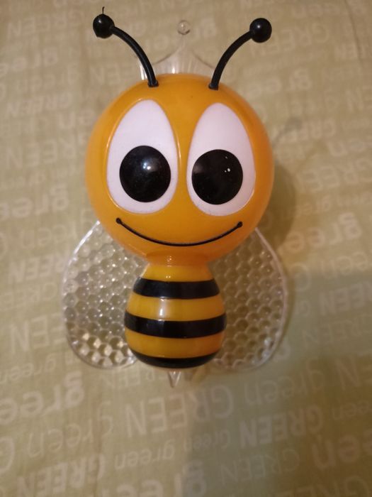 Плетённые корзинки и пчёлка светильник