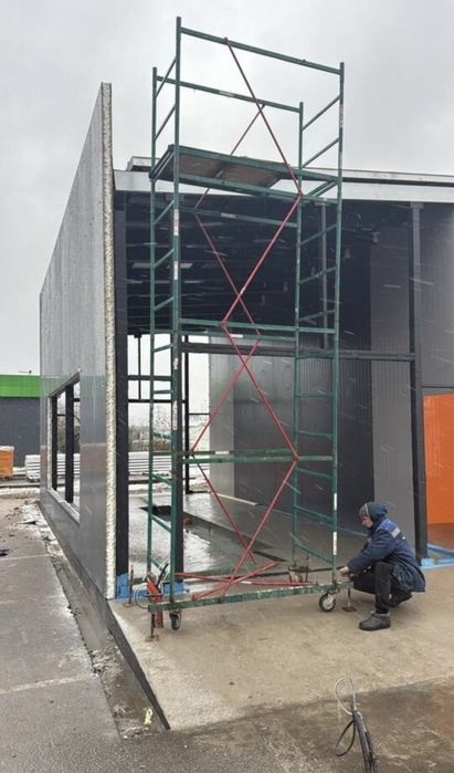 Аренда вышка тура, строительные леса на колесах. Вышка тура прокат