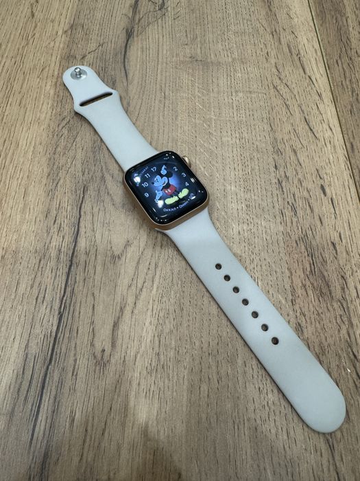 Смарт-часы Apple Watch SE 40 мм золотистый