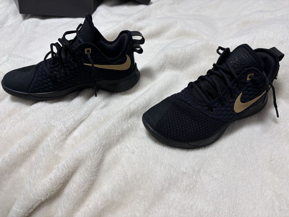 Vand adidasi nike