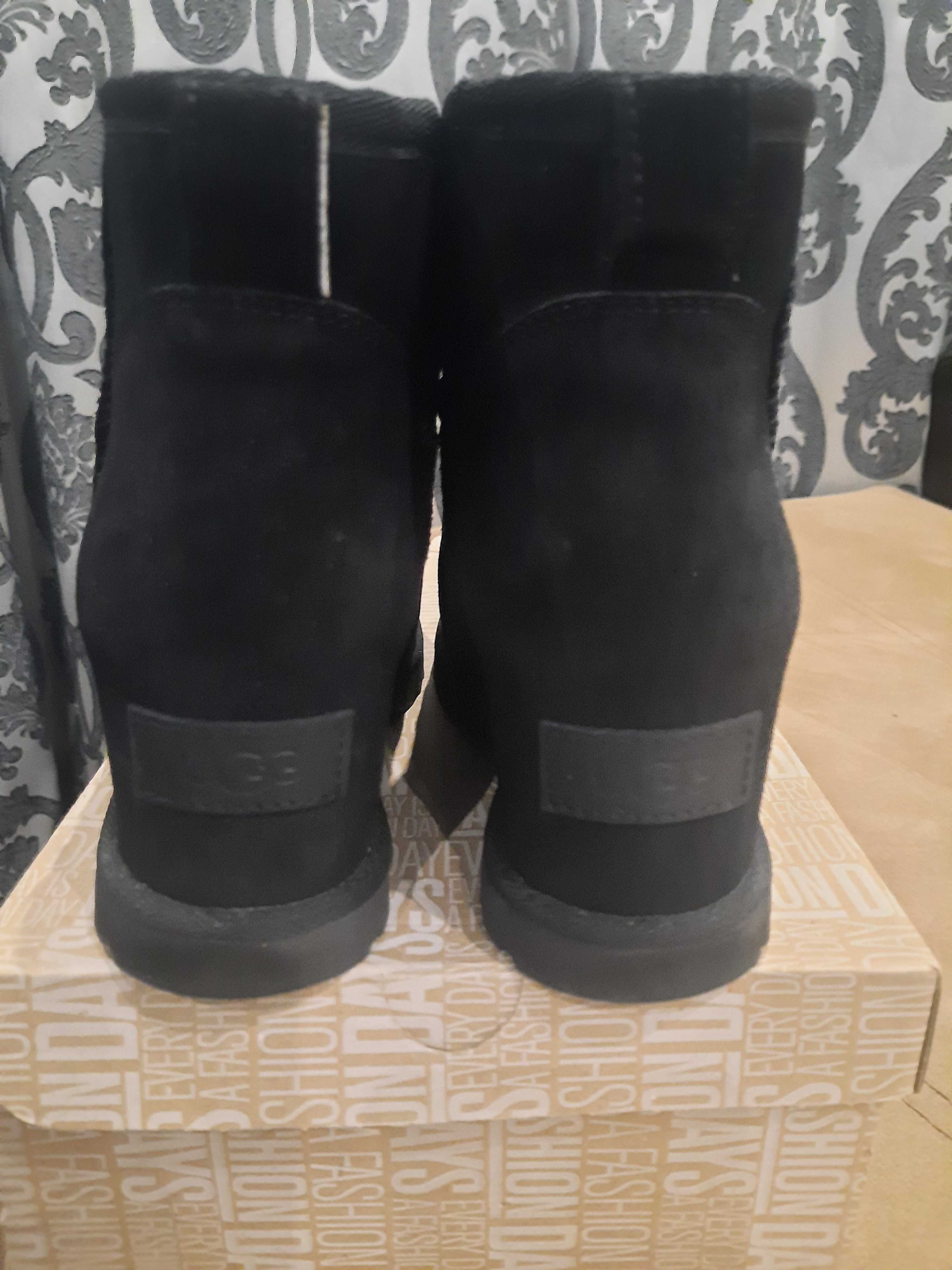 Оригинални дамски боти UGG