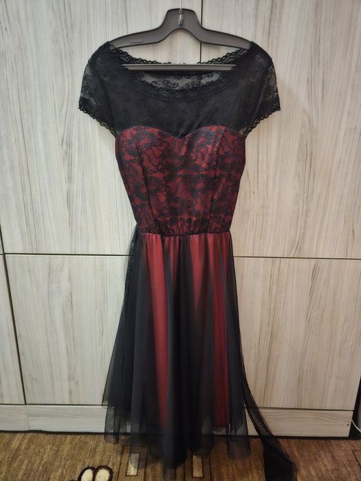 Рокля за официални поводи
Елегантна дамска рокля в черно и червено.

Г