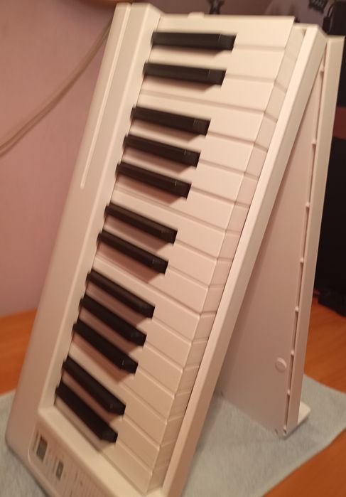 Продавам DONNER DP-06 сгъваем  синтезатор 

Продавам DONNER DP-06