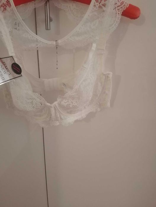 Френски луксозен дантелен сутиен с висулка бижу