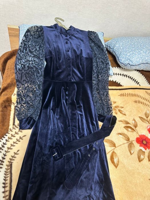 Велюровое платье. В синем цвете с ремешком.
