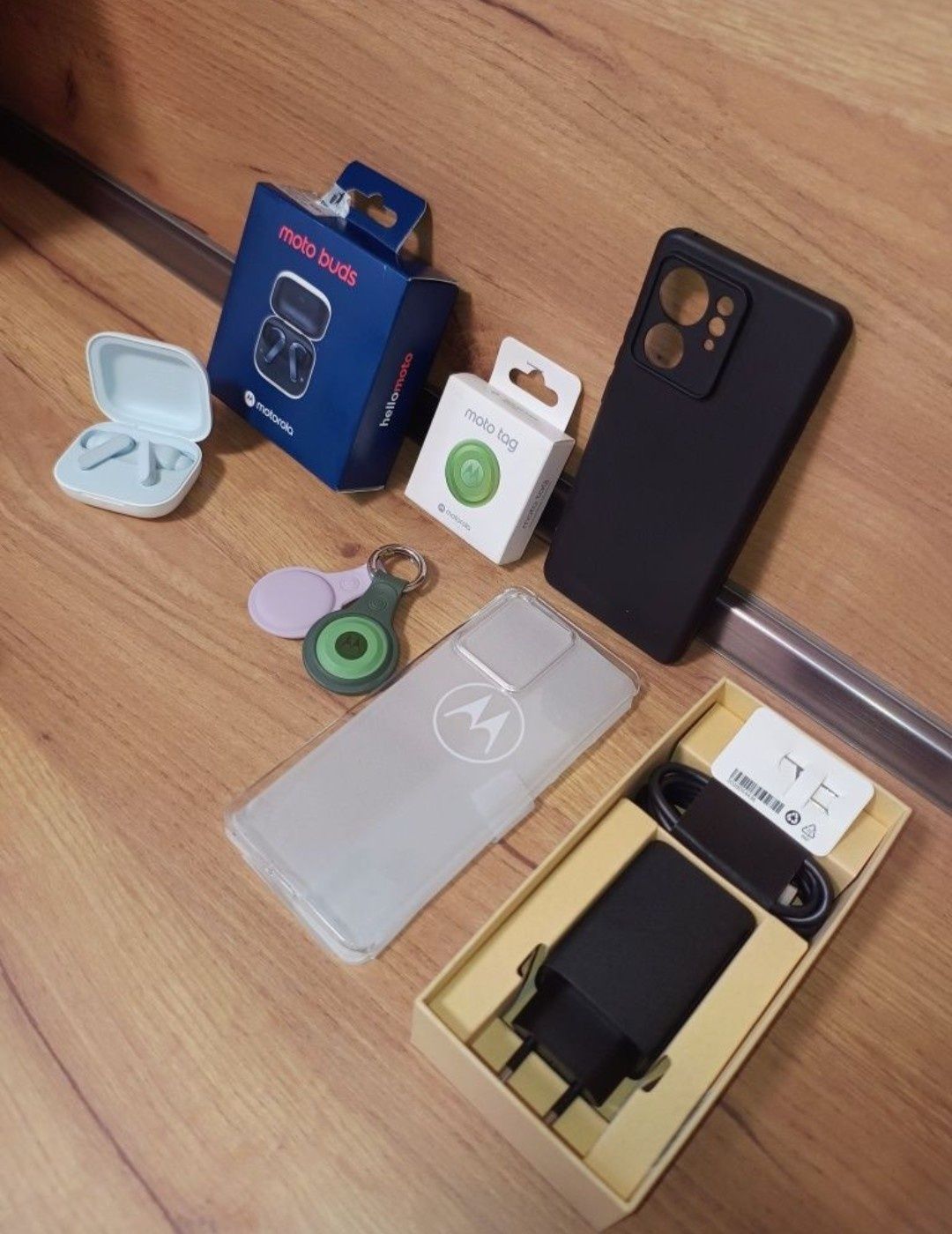 Продавам комплект Moto Edge40 5G/MotoBuds/MotoTag