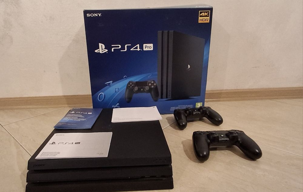 Ps4 pro 1 терабаит с игри и два джойстика