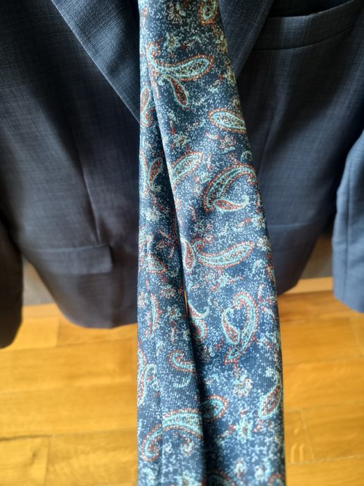 Sacou bărbătesc albastru cu cravată albastră