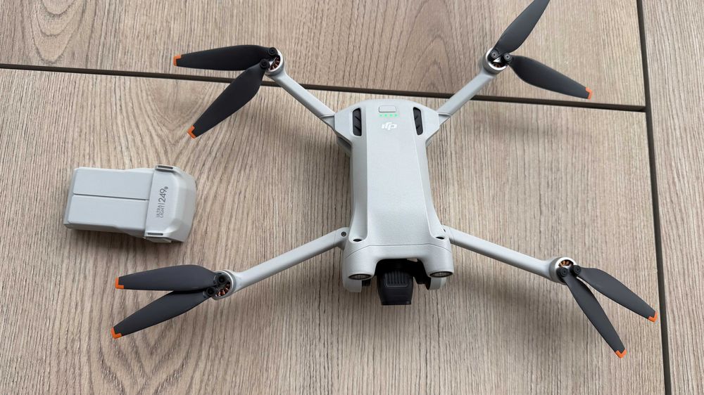Dronă DJI Mini 3 Pro cu telecomandă DJI RC – Ca Nouă, Ecran Integrat
