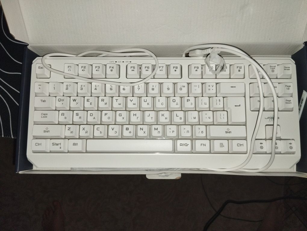 Клавиатура URAGE EXODUS 220 TKL бяла RGB