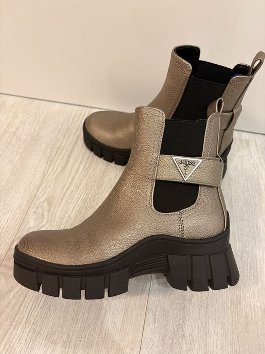 Чисто нови оригинални боти Guess