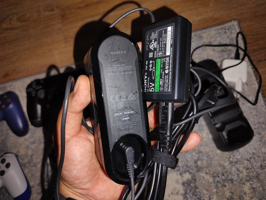 PS4 Pro, 3 gamepad-uri, 2TB SSD, 2 paduri incarcare, repasted, curățat
