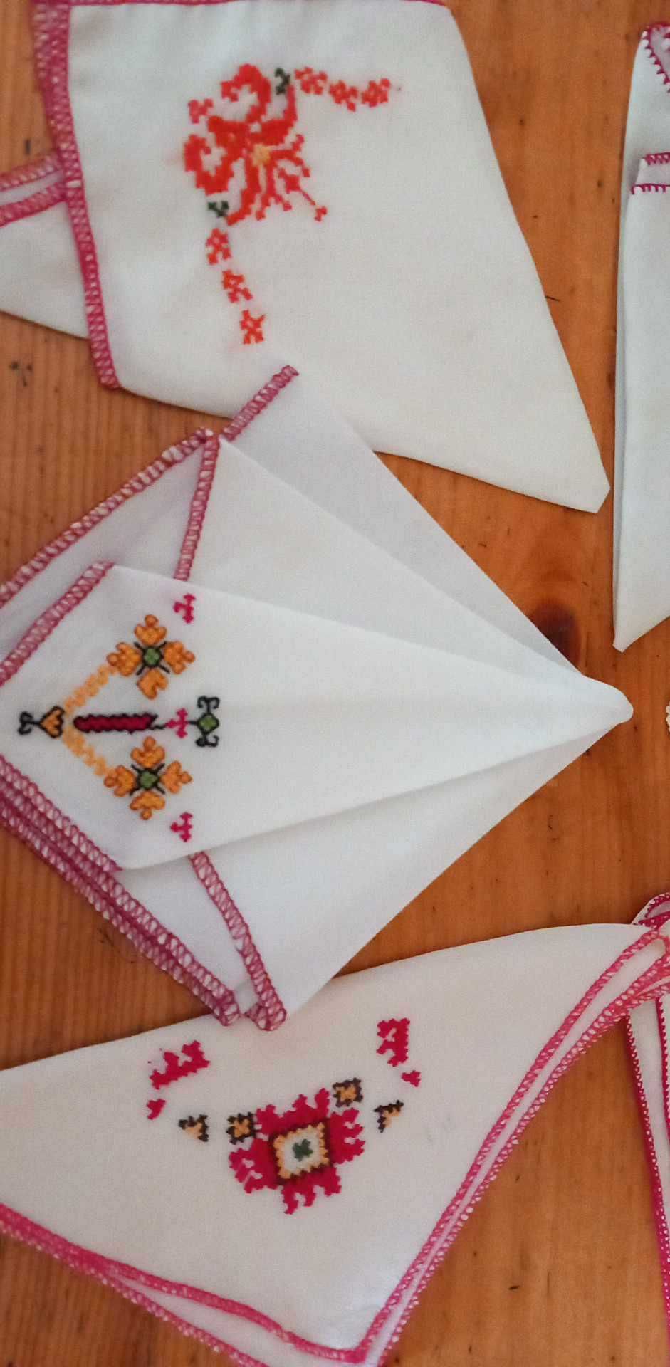 Кърпички с българска бродерия и с плетена дантела