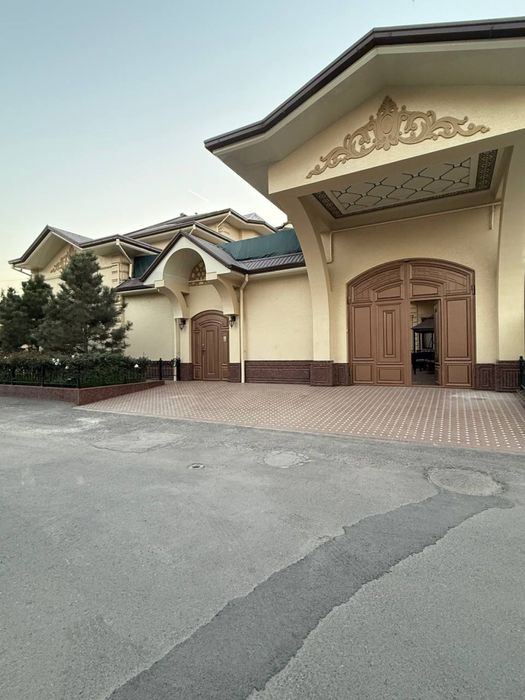 Batumskiyda 5.25 sotix Luxe Hovli mebel texnikasi bilan sotiladi