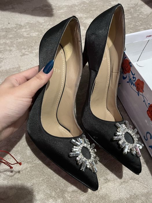 Елегантни черни обувки на висок ток