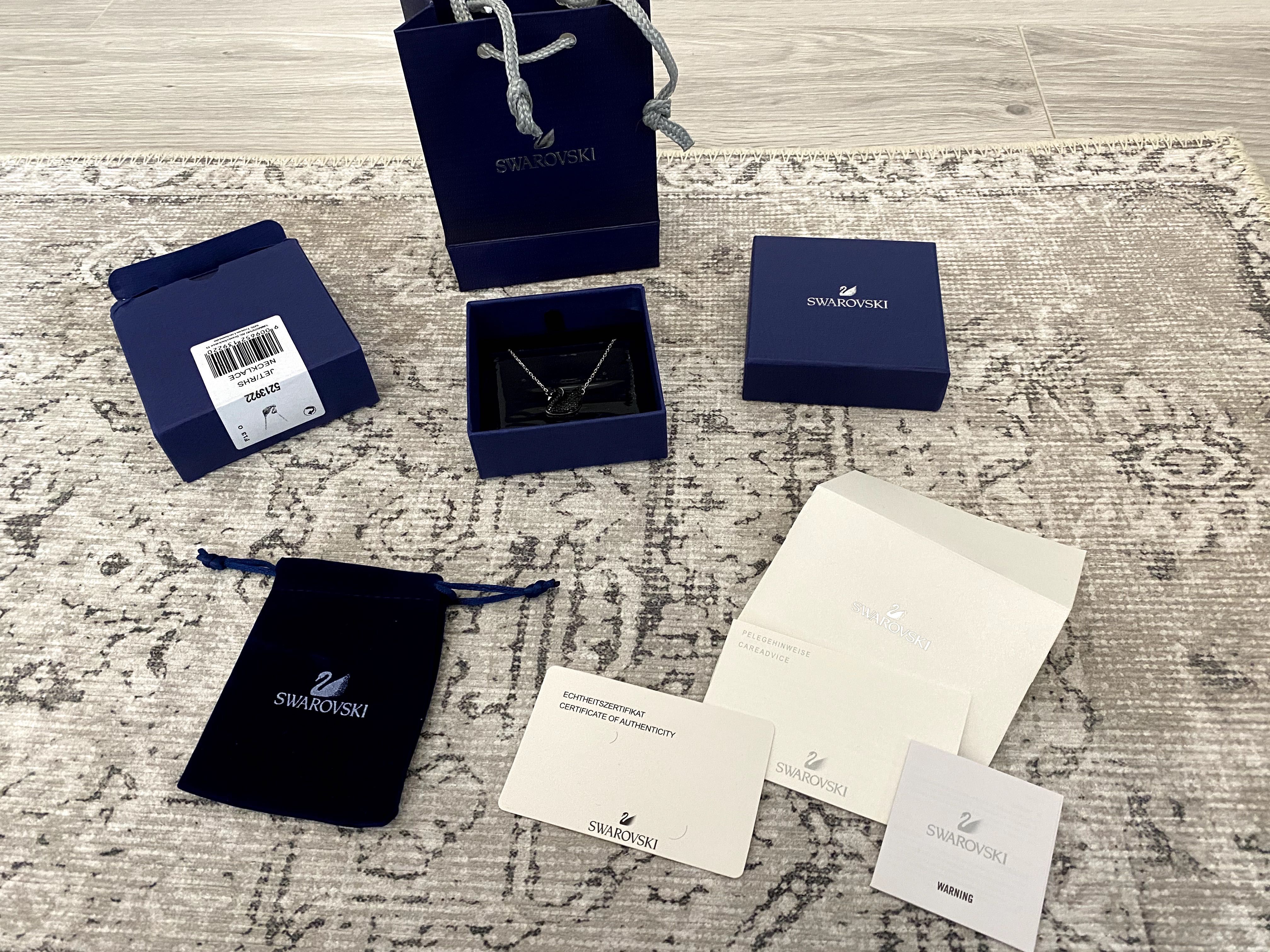 Colier Swarovski Swan lebădă neagra mărime medie cu lănțișor argintiu